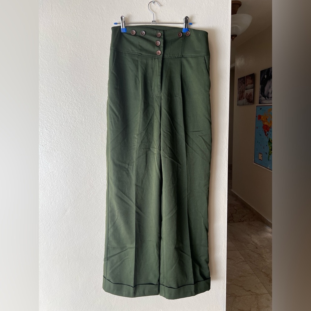 Banned Retro Vintage 1940s Style Army Green High-Waisted Pants Size Medium.